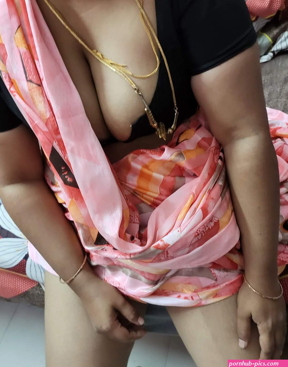 Bhabhi hot saree blouse pics: 8 Nude Pics