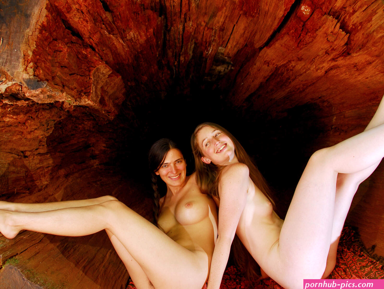 File:Two nude women in a hollow tree trunk Bagby Hot Springs Oregon