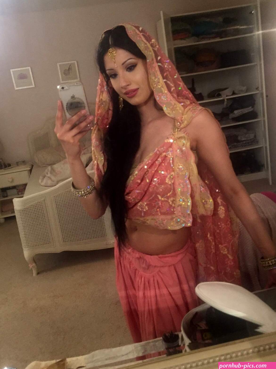 british-indian-bhabhi-taking-nude-selfie-1