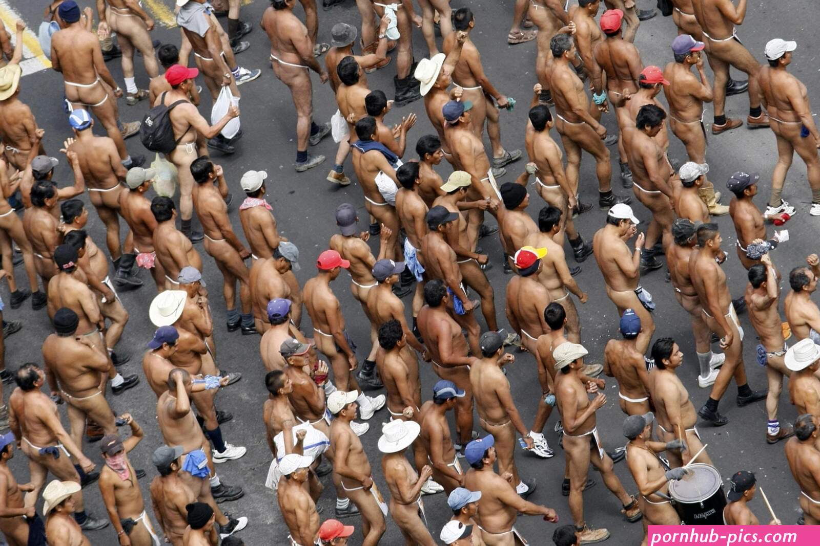The nudity of the 400 Pueblos