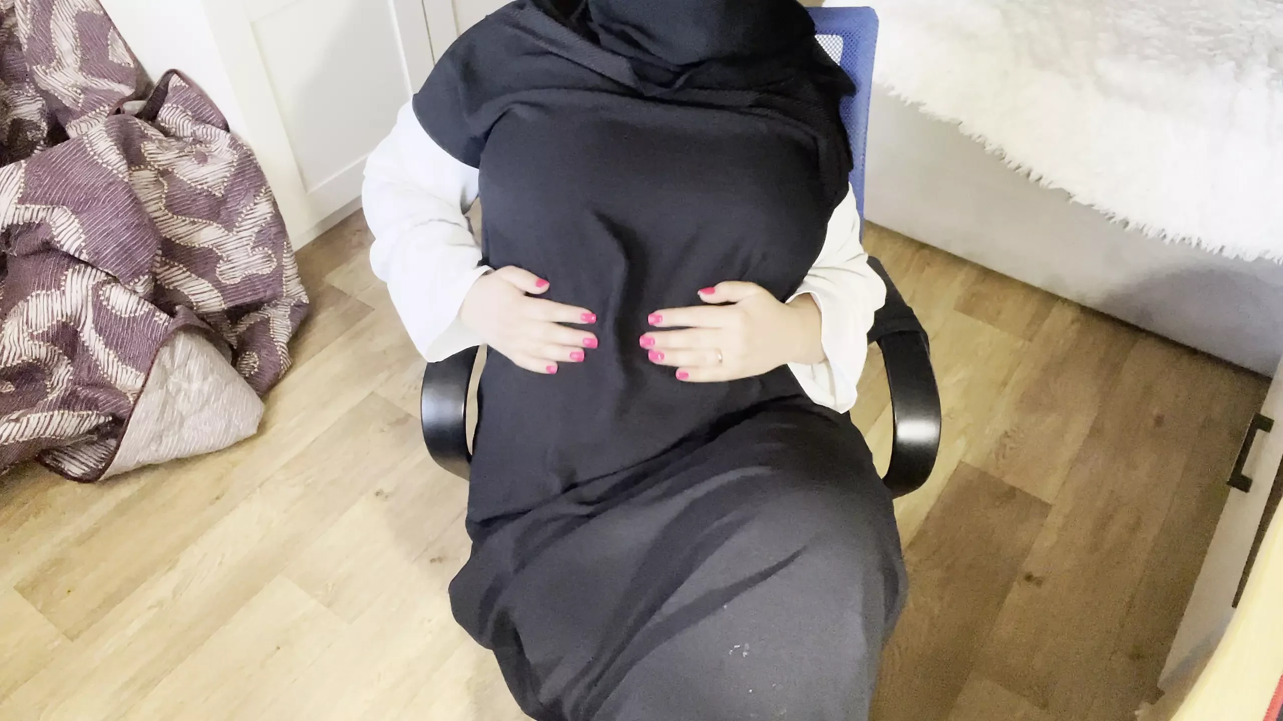 Turkish XXX Video with Beautiful Eyes in Hijab Masturbates in Pantyhose
