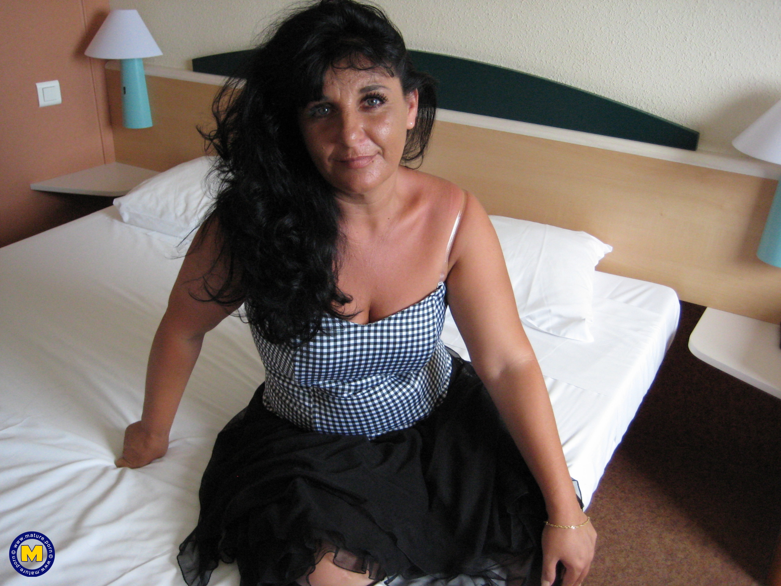 Spanish mature amateur wife uses a dildo