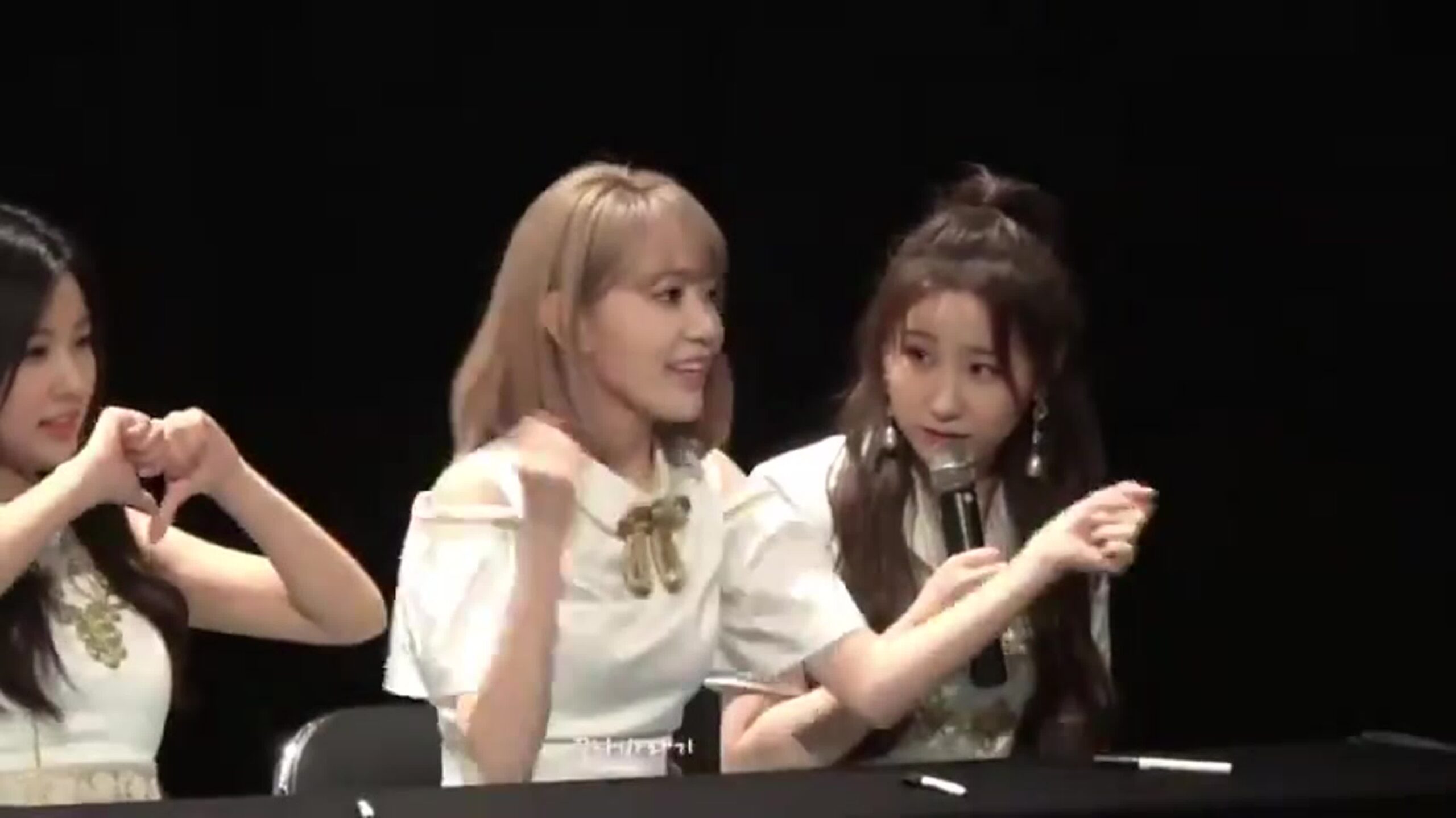 Sakura and hyewon dancing to ktl and chaeyeon giving sakura a