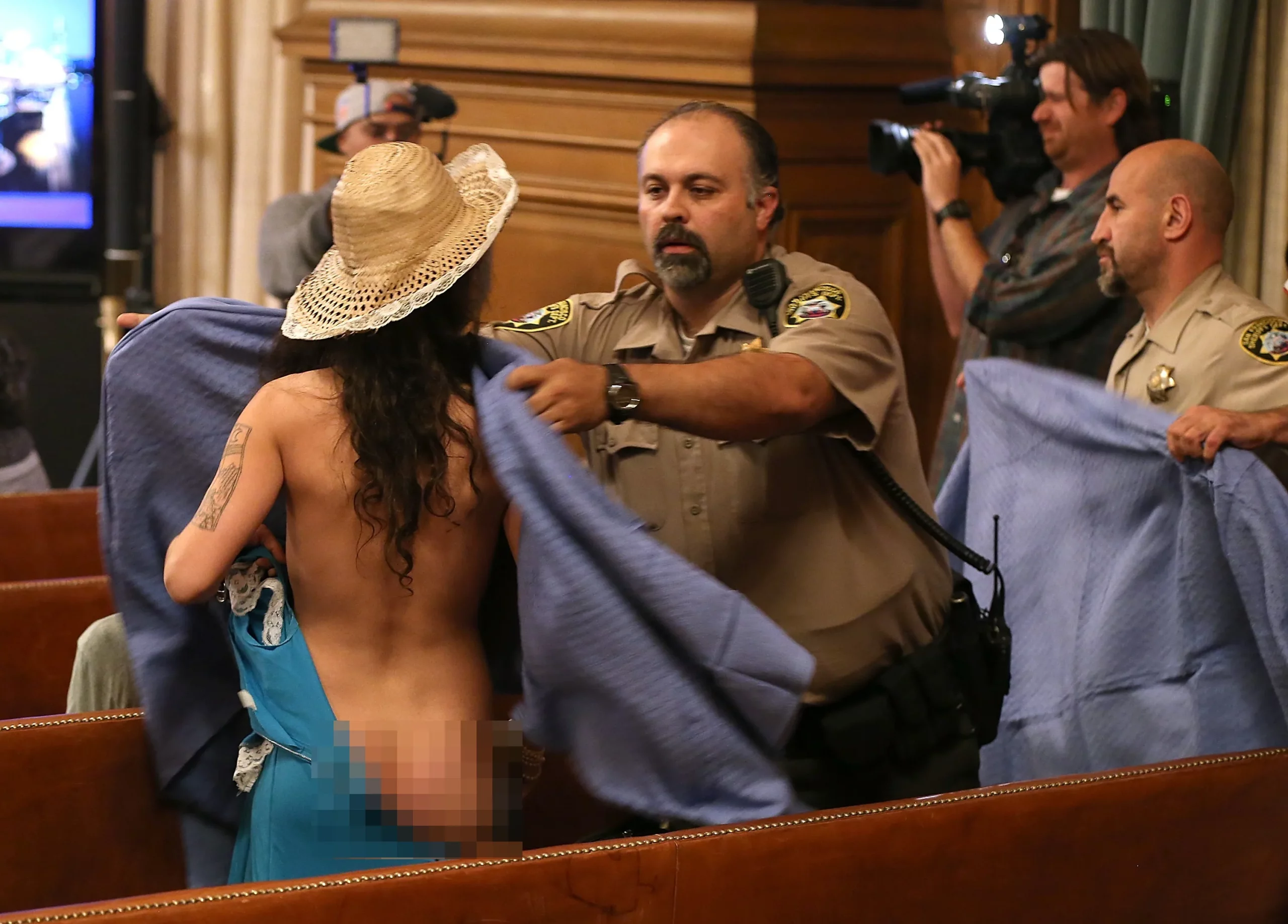 Americanos tiram a roupa para protestar contra julgamento sobre proibiço de nudez na Califrnia