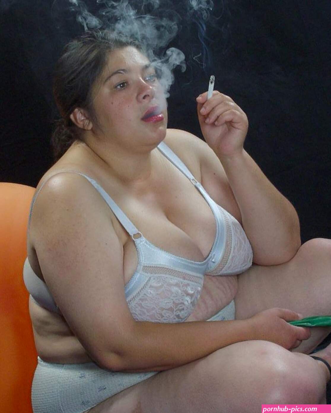 Pretty BBW chick naked and smoking while sitting on balloons