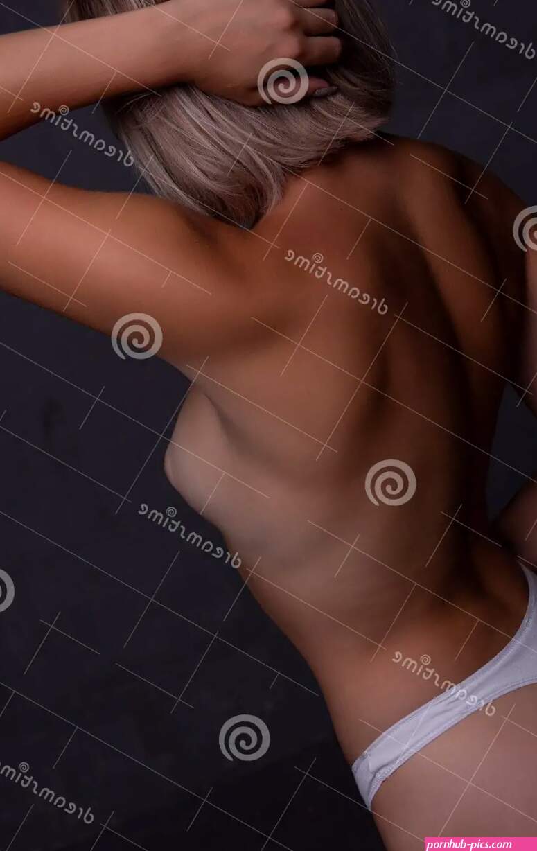 Sensuele Sexy Blonde Vrouw Met Mooie Blote Borsten Die Zijdelings Poseren Stock Foto