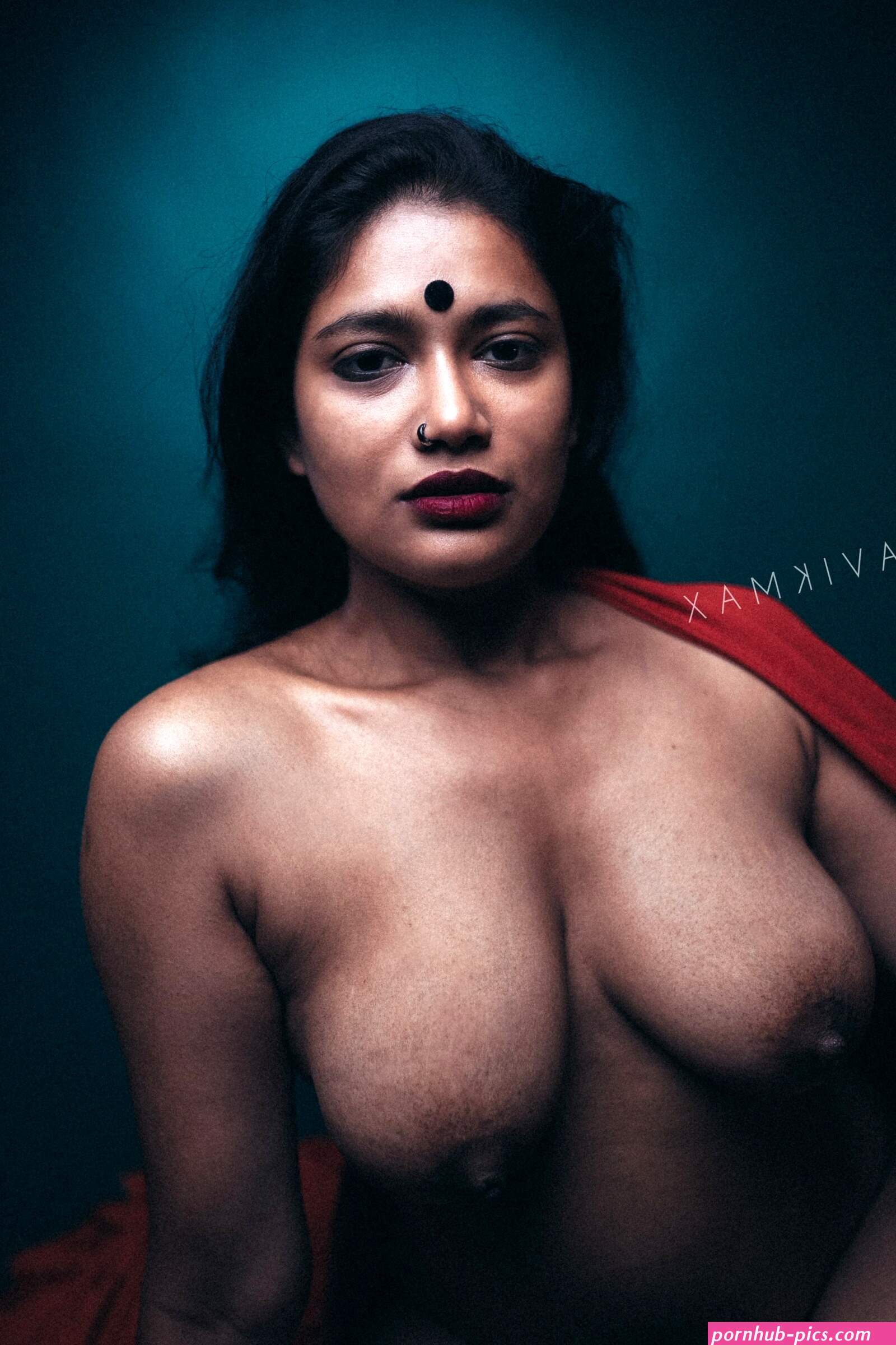 Bangladeshi MILF model shows her big tits and posing in the nude