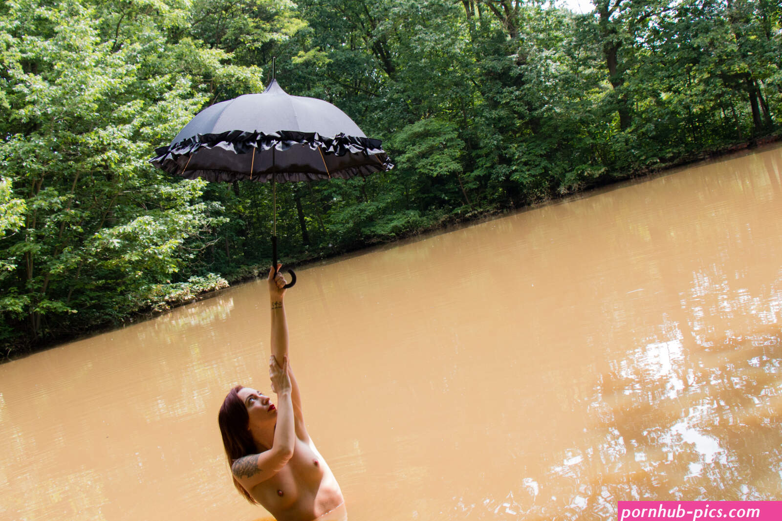 Gratis Afbeeldingen : model- naakt water natuur sexy zuigeling erotisch paraplu buiten vijver groen bossen Bos tatoeëren watervoorraden vrije tijd biome pret boom waterloop rivier- overstroming bank vakantie recreatie oerwoud...