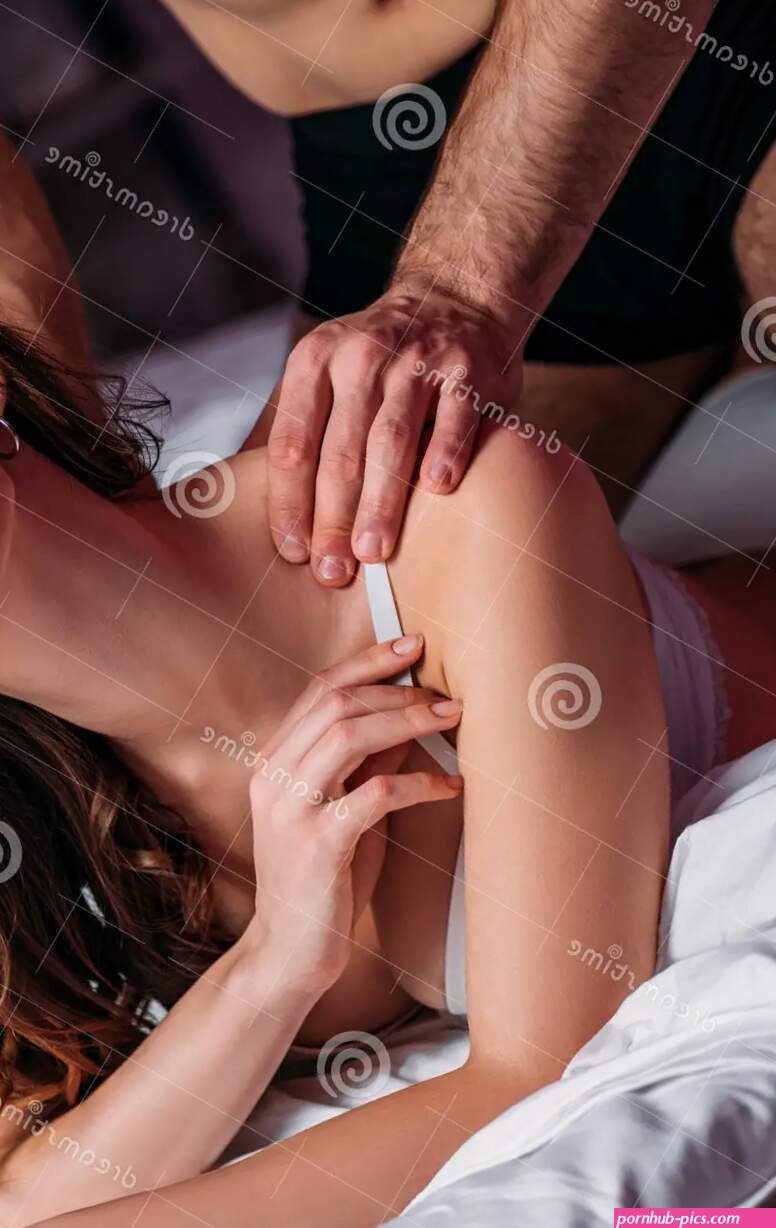 Kijk Op De Sexy Man Die Schouders Maakt Stock Foto