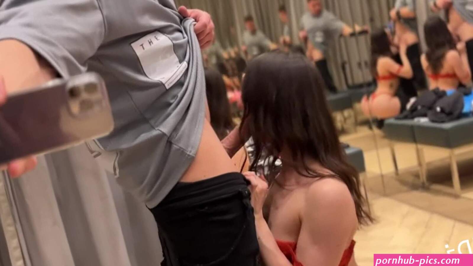 Mi scopo una ragazza bruna sexy nello spogliatoio