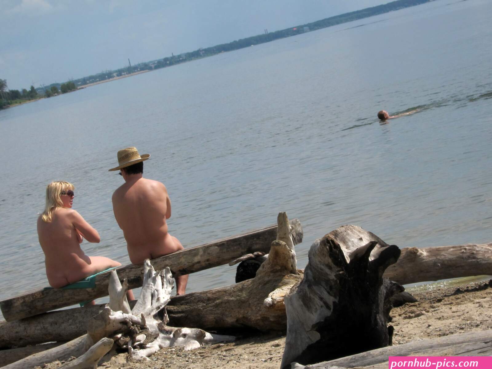 File:Couple at the nude beach in Novosibirsk.jpg