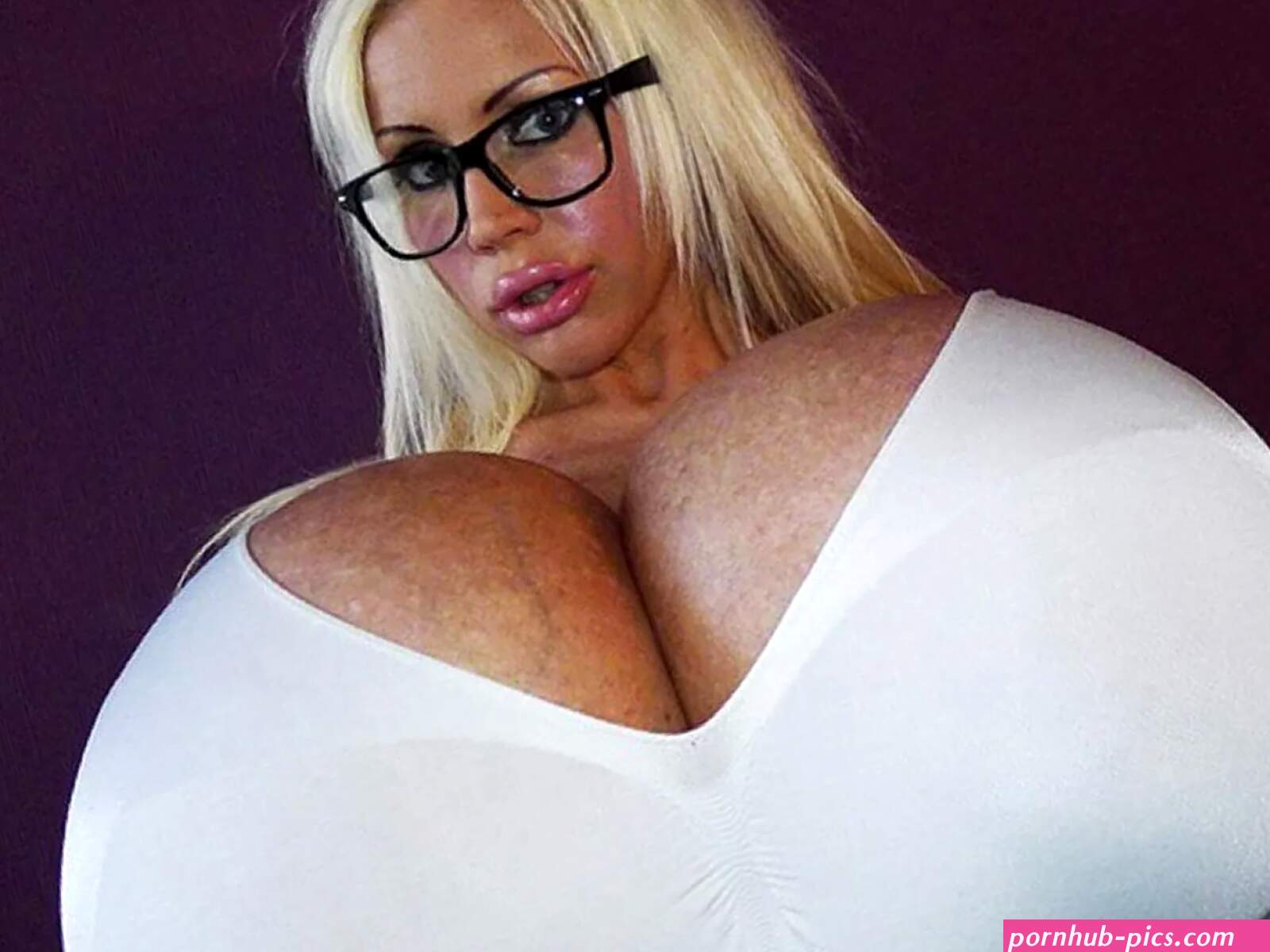 Mayra Hills Has the largest breasts in the world