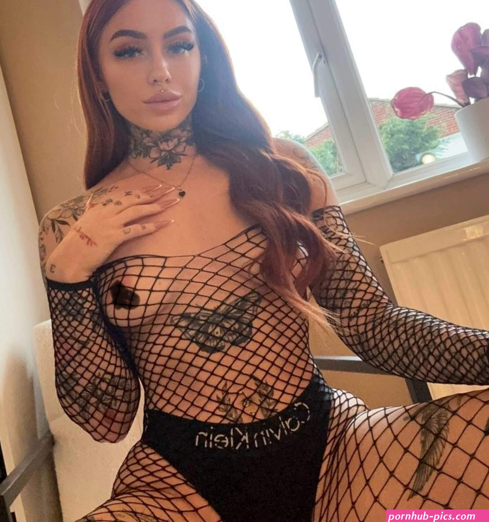 Sexy Tattoo Artist OnlyFans Reviews