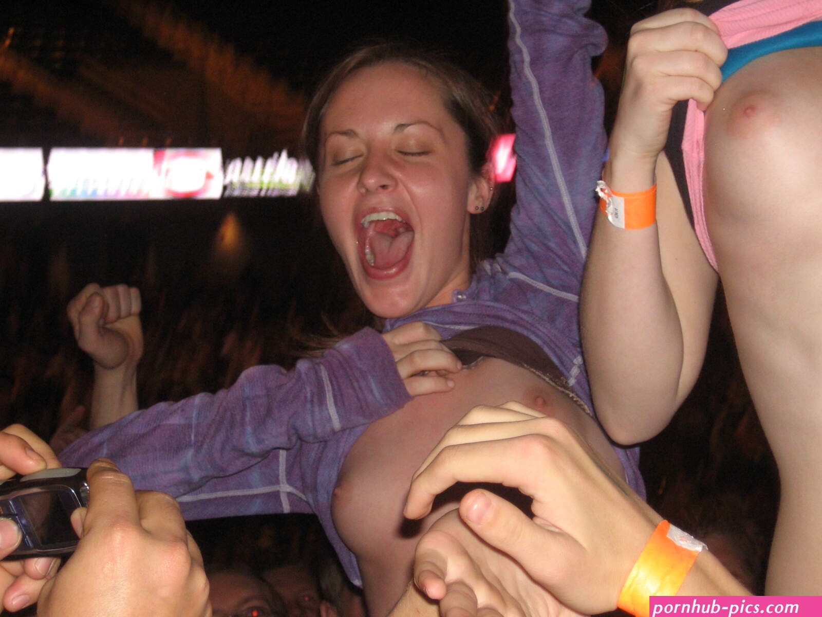 File:Concert flashing Godsmack 002.jpg
