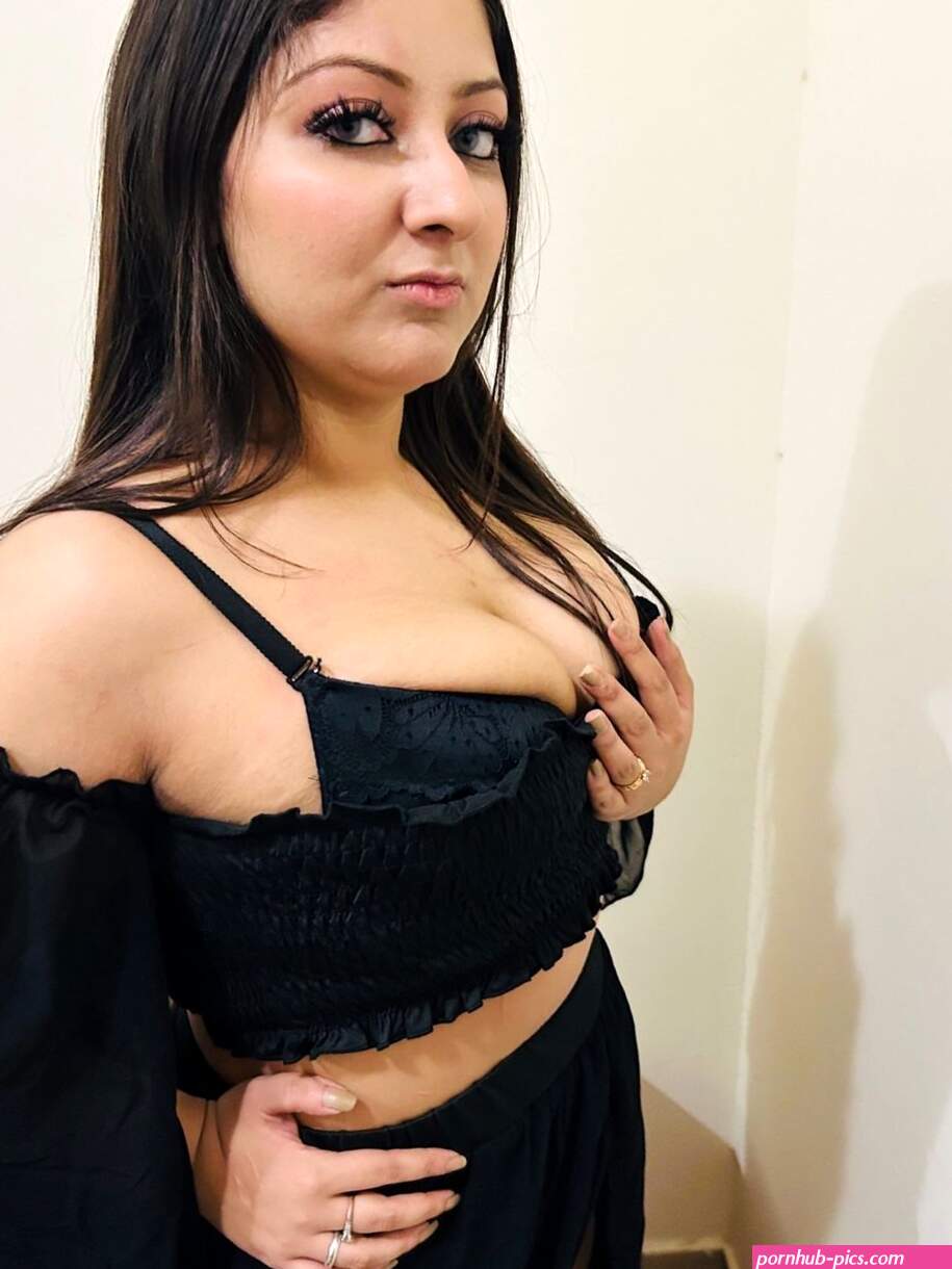 Meera Busty Indian escort in Dubai